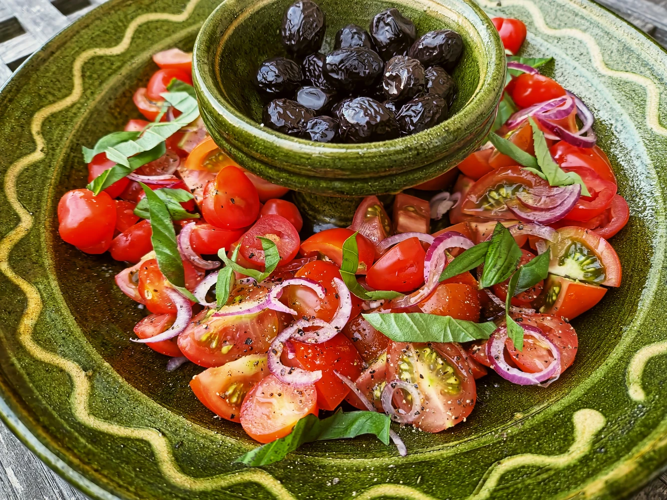 Tomatsalat m. sorte oliven